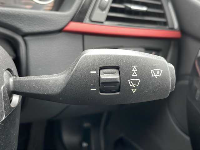 ＢＭＷ ３２０ｄ スポーツ 山口県 2013(平25)年 6.8万km 白 ワンオーナー/禁煙車/スマートキー/プッシュスタート/純正HDDナビ/(BT/DVD/ラジオ)/バックカメラ/コーナーセンサー/レーダー探知機/クルーズコントロール/パドルシフト/オートエアコン/オートライト/純正アルミホイール/純正フロアマット/保証書/取扱説明書