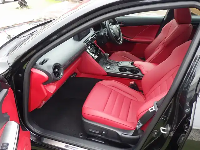 レクサス ＩＳ 300 Fスポーツ 千葉県 2023(令5)年 2.6万km グラファイトブラックガラスフレーク Lexus Safety System+/・プリクラッシュセーフティ/・レーンディパーチャーアラート/・オートハイビーム/・レーダークルーズコントロール/・RCTA（リヤクロストラフィックアラート）/・ブラインドスポットモニター/ムーンルーフ/レッドレザーシート/オレンジブレーキキャリパー/前席パワーシート/シートヒーター/純正SDナビ/地デジTV/【DVD/CD再生機能　Bluetooth接続】/パノラミックビューモニター/リバース連動ドアミラー（左/右）/ドライブレコーダー（前後撮影）【CS-91FH】/革巻きステアリング/ステアリングスイッチ/パドルシフト/ETC/LEDヘッドライト/ウインカーミラー/クリアランスソナー/純正19インチアルミホイル/サイド/カーテンエアバッグ/スマートキー