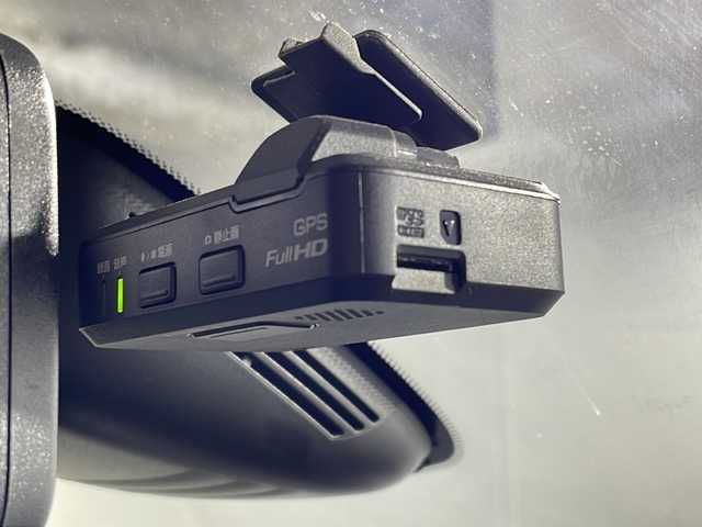 日産 セレナ ハイウェイスター 沖縄県 2017(平29)年 8.1万km ブリリアントホワイトパール 2トーン 県外仕入れ　/禁煙車　/純正９インチナビ[MM51D-L]/（フルセグＴＶ　ＣＤ　ＤＶＤ　Ｂｌｕｅｔｏｏｔｈ）　/11インチフリップダウンモニター　/プロパイロット/アラウンドビューモニター　/デジタルインナーミラー　/電動パーキングブレーキ　/ＥＴＣ２．０/前方ドライブレコーダー/衝突被害軽減ブレーキ/車線逸脱警報機能/アダプティブクルーズコントロール/ステアリングスイッチ