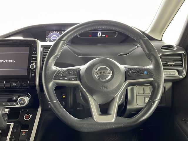 日産 セレナ ハイウェイスター 沖縄県 2017(平29)年 8.1万km ブリリアントホワイトパール 2トーン 県外仕入れ　/禁煙車　/純正９インチナビ[MM51D-L]/（フルセグＴＶ　ＣＤ　ＤＶＤ　Ｂｌｕｅｔｏｏｔｈ）　/11インチフリップダウンモニター　/プロパイロット/アラウンドビューモニター　/デジタルインナーミラー　/電動パーキングブレーキ　/ＥＴＣ２．０/前方ドライブレコーダー/衝突被害軽減ブレーキ/車線逸脱警報機能/アダプティブクルーズコントロール/ステアリングスイッチ