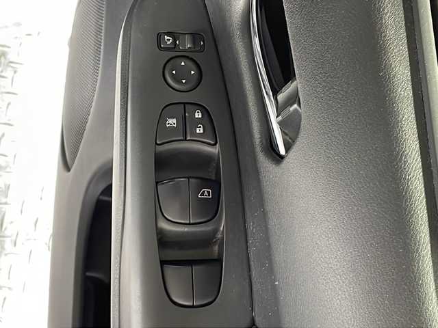 日産 セレナ ハイウェイスター 沖縄県 2017(平29)年 8.1万km ブリリアントホワイトパール 2トーン 県外仕入れ　/禁煙車　/純正９インチナビ[MM51D-L]/（フルセグＴＶ　ＣＤ　ＤＶＤ　Ｂｌｕｅｔｏｏｔｈ）　/11インチフリップダウンモニター　/プロパイロット/アラウンドビューモニター　/デジタルインナーミラー　/電動パーキングブレーキ　/ＥＴＣ２．０/前方ドライブレコーダー/衝突被害軽減ブレーキ/車線逸脱警報機能/アダプティブクルーズコントロール/ステアリングスイッチ