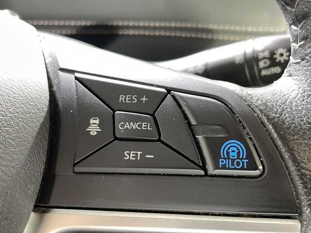 日産 セレナ ハイウェイスター 沖縄県 2017(平29)年 8.1万km ブリリアントホワイトパール 2トーン 県外仕入れ　/禁煙車　/純正９インチナビ[MM51D-L]/（フルセグＴＶ　ＣＤ　ＤＶＤ　Ｂｌｕｅｔｏｏｔｈ）　/11インチフリップダウンモニター　/プロパイロット/アラウンドビューモニター　/デジタルインナーミラー　/電動パーキングブレーキ　/ＥＴＣ２．０/前方ドライブレコーダー/衝突被害軽減ブレーキ/車線逸脱警報機能/アダプティブクルーズコントロール/ステアリングスイッチ