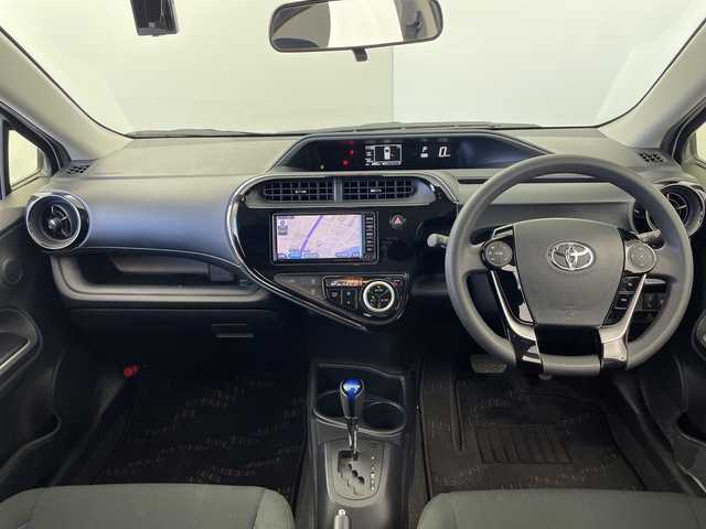 トヨタ アクア S 群馬県 2017(平29)年 0.8万km ライムホワイトパールクリスタルシャイン 禁煙車　純正７インチナビ　バックカメラ　ドライブレコーダー　プリクラッシュセーフティ　スマートキー　スペアキー　オートライト　オートマチックハイビーム　ステアリングスイッチ　ビルトインETC