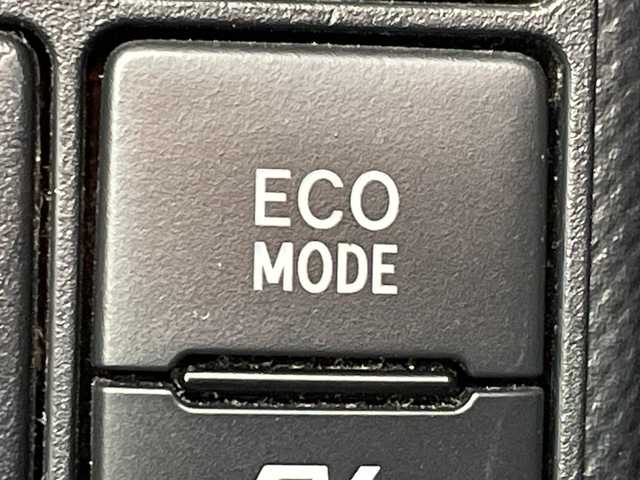 トヨタ アクア S 群馬県 2017(平29)年 0.8万km ライムホワイトパールクリスタルシャイン 禁煙車　純正７インチナビ　バックカメラ　ドライブレコーダー　プリクラッシュセーフティ　スマートキー　スペアキー　オートライト　オートマチックハイビーム　ステアリングスイッチ　ビルトインETC