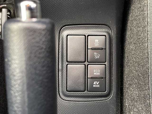 トヨタ アクア S 群馬県 2017(平29)年 0.8万km ライムホワイトパールクリスタルシャイン 禁煙車　純正７インチナビ　バックカメラ　ドライブレコーダー　プリクラッシュセーフティ　スマートキー　スペアキー　オートライト　オートマチックハイビーム　ステアリングスイッチ　ビルトインETC