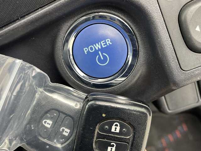 トヨタ アクア S 群馬県 2017(平29)年 0.8万km ライムホワイトパールクリスタルシャイン 禁煙車　純正７インチナビ　バックカメラ　ドライブレコーダー　プリクラッシュセーフティ　スマートキー　スペアキー　オートライト　オートマチックハイビーム　ステアリングスイッチ　ビルトインETC