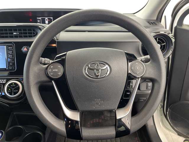 トヨタ アクア S 群馬県 2017(平29)年 0.8万km ライムホワイトパールクリスタルシャイン 禁煙車　純正７インチナビ　バックカメラ　ドライブレコーダー　プリクラッシュセーフティ　スマートキー　スペアキー　オートライト　オートマチックハイビーム　ステアリングスイッチ　ビルトインETC