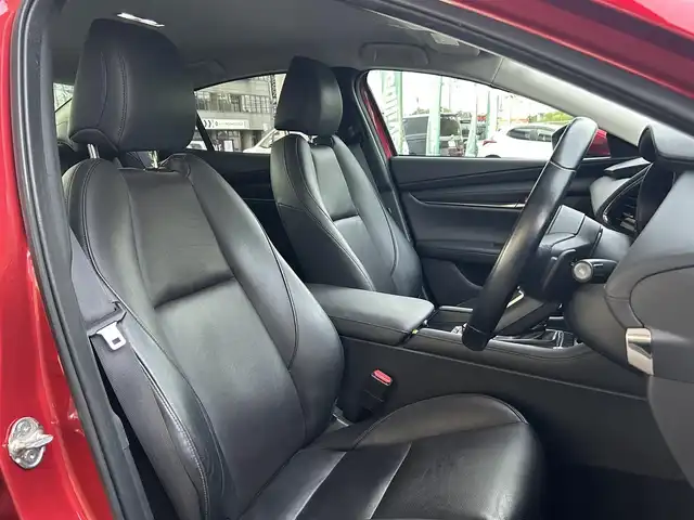 マツダ マツダ３セダン XD Lパッケージ 福島県 2021(令3)年 4.8万km ソウルレッドクリスタルM 登録時走行距離：47/226/ワンオーナー/メーカー純正SDナビ/（AM/FM/BT接続/フルセグチTV/DVD/CD）/バックカメラ/純正AW/純正フロアマット/革製シート/クルーズコントロール/パドルシフト/ETC/コーナーセンサー/クリアランスソナー/横滑り防止装置/ドラレコ/電動パーキングブレーキ/PUSHスタート/シートヒーター/ステアリングヒーター/ステアリングスイッチ/パワーシート（Ｄ席）/オートライト/LEDヘッドライト/ウィンカーミラー/保証書/取扱説明書