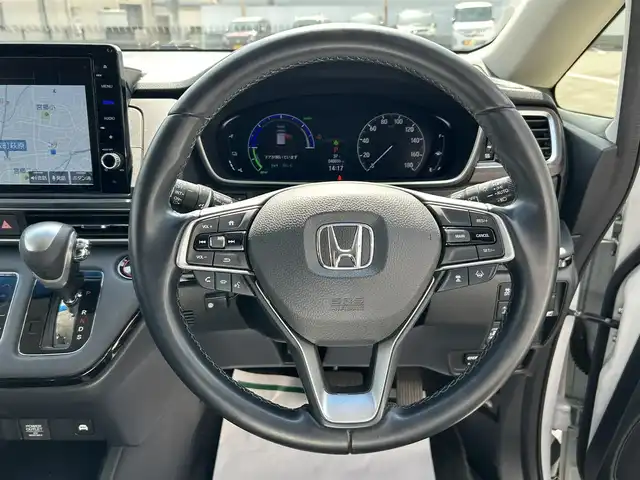 ホンダ オデッセイ ハイブリッド e:HEVアブソルート EX 群馬県 2021(令3)年 4万km プラチナホワイトパール ワンオーナー/純正SDナビ(AM・FM/BT/フルセグTV)/両側パワースライドドア/ビルトインETC2.0/追従クルーズコントロール/横滑り防止装置/車線逸脱防止アラート/ステアリングスイッチ/ステアリングヒーター/パワーシート(D/N席)/シートヒーター(D/N席)/オットマン/オートライト/LEDヘッドライト/電格ミラー/コーナーセンサー/プッシュスタート/スマートキー×2/取扱説明書/保証書/記録簿