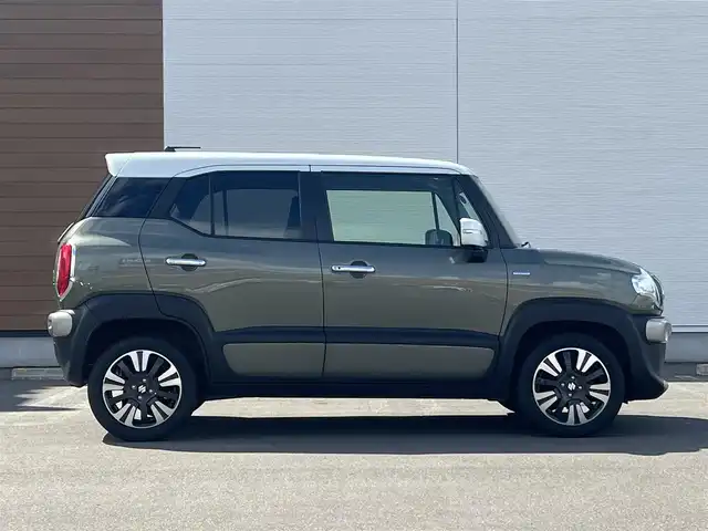 スズキ クロスビー HYBRID MZ 秋田県 2023(令5)年 3.5万km タフカーキパールメタリック/ホワイト2トーン ４WD/ターボ/衝突軽減システム/社外オーディオ（AM/FM/CD)/LEDヘッドライト/全方位カメラ/純正アルミ/スマートキー/アイドリングストップ/プッシュスタート/オートマチックハイビーム/クルーズコントロール/レーンキープアシスト/コーナーセンサー/ダウンヒルアシストコントロール/ステアリングスイッチ/パドルシフト/ドライブレコーダー/ETC/社外フロアマット/オートライト/オートエアコン/パワーステアリング/パワーウィンドウ/横滑り防止/盗難防止装置/寒冷地仕様/電動格納ウィンカーミラー/保証書/取扱説明書/記録簿