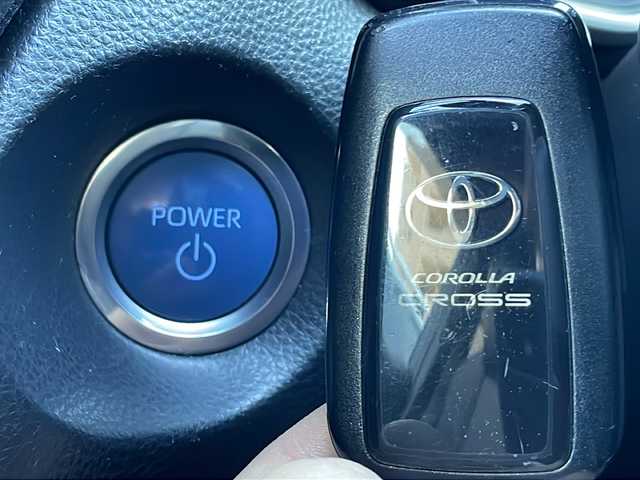 トヨタ カローラ クロス ハイブリッド Z 広島県 2022(令4)年 3.7万km アティチュードブラックマイカ ブラインドスポットモニター/純正メモリナビ/フルセグテレビ/全周囲カメラ/D席パワーシート/クルーズコントロール/ABS/前後コーナーセンサー/レーンキープアシスト/オートマチックハイビーム/純正18インチアルミホイール/フロントフォグランプ