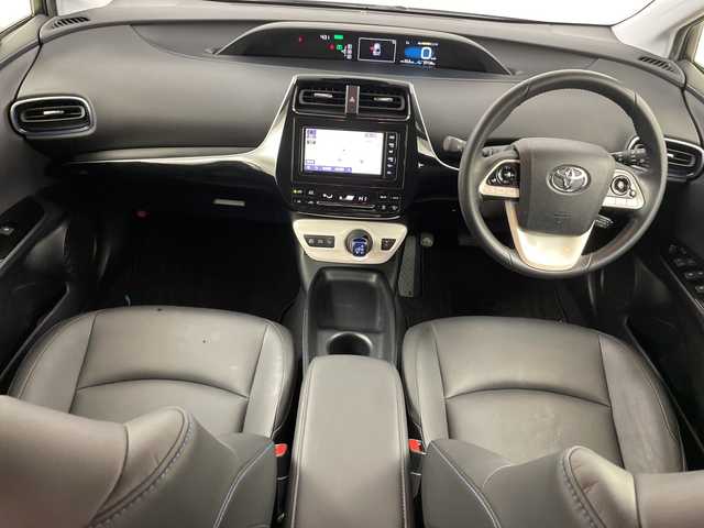 トヨタ プリウス S ツーリングセレクション 道央・札幌 2018(平30)年 3.8万km スティールブロンドM ・4WD/ハイブリッド/寒冷地仕様/・トヨタセーフティセンス/・プリクラッシュセーフティ/・レーダークルーズコントロール/・純正ディーラーOPナビ　/・フルセグ/BT/CD/DVD/SD/・バックカメラ /・純正一体型エンジンスターター/・シートヒーター/ミラーヒーター/・ワイパーデアイサー/・アイドリングストップ/・ビルトインETC/・ウィンカーミラー/・夏タイヤ純正AW積込/・LEDオートライト/オートマチックハイビーム/・横滑り防止装置/盗難防止装置/・スマートキー×2/・純正フロアマット