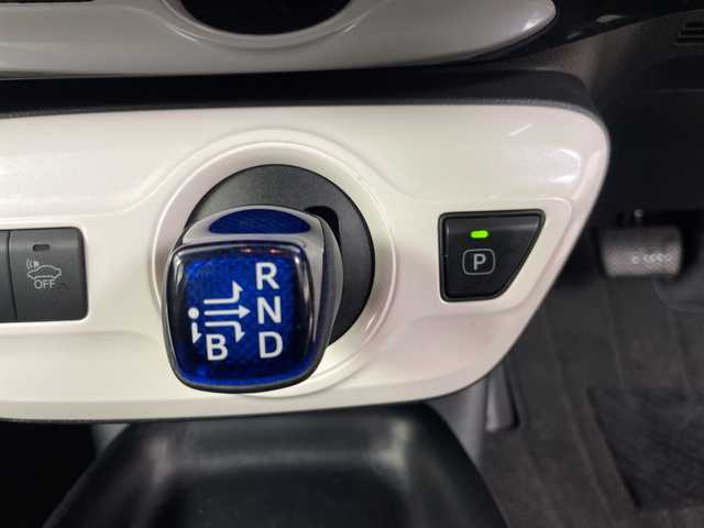 トヨタ プリウス S ツーリングセレクション 道央・札幌 2018(平30)年 3.8万km スティールブロンドM ・4WD/ハイブリッド/寒冷地仕様/・トヨタセーフティセンス/・プリクラッシュセーフティ/・レーダークルーズコントロール/・純正ディーラーOPナビ　/・フルセグ/BT/CD/DVD/SD/・バックカメラ /・純正一体型エンジンスターター/・シートヒーター/ミラーヒーター/・ワイパーデアイサー/・アイドリングストップ/・ビルトインETC/・ウィンカーミラー/・夏タイヤ純正AW積込/・LEDオートライト/オートマチックハイビーム/・横滑り防止装置/盗難防止装置/・スマートキー×2/・純正フロアマット