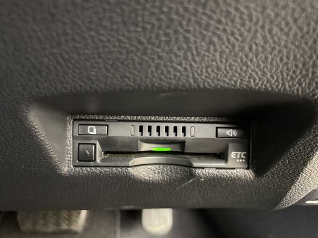 トヨタ プリウス S ツーリングセレクション 道央・札幌 2018(平30)年 3.8万km スティールブロンドM ・4WD/ハイブリッド/寒冷地仕様/・トヨタセーフティセンス/・プリクラッシュセーフティ/・レーダークルーズコントロール/・純正ディーラーOPナビ　/・フルセグ/BT/CD/DVD/SD/・バックカメラ /・純正一体型エンジンスターター/・シートヒーター/ミラーヒーター/・ワイパーデアイサー/・アイドリングストップ/・ビルトインETC/・ウィンカーミラー/・夏タイヤ純正AW積込/・LEDオートライト/オートマチックハイビーム/・横滑り防止装置/盗難防止装置/・スマートキー×2/・純正フロアマット