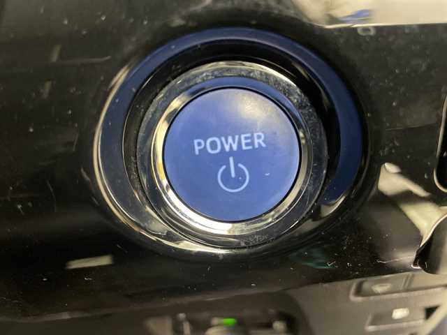 トヨタ プリウス S ツーリングセレクション 道央・札幌 2018(平30)年 3.8万km スティールブロンドM ・4WD/ハイブリッド/寒冷地仕様/・トヨタセーフティセンス/・プリクラッシュセーフティ/・レーダークルーズコントロール/・純正ディーラーOPナビ　/・フルセグ/BT/CD/DVD/SD/・バックカメラ /・純正一体型エンジンスターター/・シートヒーター/ミラーヒーター/・ワイパーデアイサー/・アイドリングストップ/・ビルトインETC/・ウィンカーミラー/・夏タイヤ純正AW積込/・LEDオートライト/オートマチックハイビーム/・横滑り防止装置/盗難防止装置/・スマートキー×2/・純正フロアマット