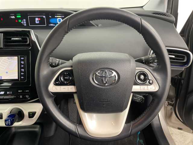 トヨタ プリウス S ツーリングセレクション 道央・札幌 2018(平30)年 3.8万km スティールブロンドM ・4WD/ハイブリッド/寒冷地仕様/・トヨタセーフティセンス/・プリクラッシュセーフティ/・レーダークルーズコントロール/・純正ディーラーOPナビ　/・フルセグ/BT/CD/DVD/SD/・バックカメラ /・純正一体型エンジンスターター/・シートヒーター/ミラーヒーター/・ワイパーデアイサー/・アイドリングストップ/・ビルトインETC/・ウィンカーミラー/・夏タイヤ純正AW積込/・LEDオートライト/オートマチックハイビーム/・横滑り防止装置/盗難防止装置/・スマートキー×2/・純正フロアマット