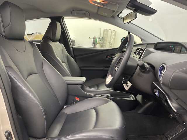 トヨタ プリウス S ツーリングセレクション 道央・札幌 2018(平30)年 3.8万km スティールブロンドM ・4WD/ハイブリッド/寒冷地仕様/・トヨタセーフティセンス/・プリクラッシュセーフティ/・レーダークルーズコントロール/・純正ディーラーOPナビ　/・フルセグ/BT/CD/DVD/SD/・バックカメラ /・純正一体型エンジンスターター/・シートヒーター/ミラーヒーター/・ワイパーデアイサー/・アイドリングストップ/・ビルトインETC/・ウィンカーミラー/・夏タイヤ純正AW積込/・LEDオートライト/オートマチックハイビーム/・横滑り防止装置/盗難防止装置/・スマートキー×2/・純正フロアマット