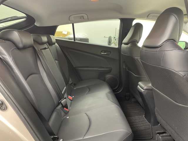 トヨタ プリウス S ツーリングセレクション 道央・札幌 2018(平30)年 3.8万km スティールブロンドM ・4WD/ハイブリッド/寒冷地仕様/・トヨタセーフティセンス/・プリクラッシュセーフティ/・レーダークルーズコントロール/・純正ディーラーOPナビ　/・フルセグ/BT/CD/DVD/SD/・バックカメラ /・純正一体型エンジンスターター/・シートヒーター/ミラーヒーター/・ワイパーデアイサー/・アイドリングストップ/・ビルトインETC/・ウィンカーミラー/・夏タイヤ純正AW積込/・LEDオートライト/オートマチックハイビーム/・横滑り防止装置/盗難防止装置/・スマートキー×2/・純正フロアマット