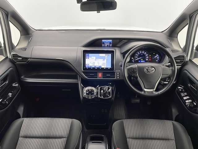 トヨタ ヴォクシー ハイブリッド ZS 宮崎県 2019(平31)年 5.9万km ホワイトパールクリスタルシャイン 禁煙車/トヨタセーフティセンス/純正9型ナビTV/（NSZT-Y68T/CD/DVD/Bluetooth/フルセグTV)/純正バックカメラ/純正ビルトインETC/純正LEDオートライト/純正LEDフォグ/純正16インチアルミ/純正フロアマット/左側電動スライドドア/プリクラッシュセーフティ/オートマチックハイビーム/レーンディパーチャーアラート/クリアランスソナー/デュアルオートエアコン/スマートキー/プッシュエンジンスタート/スペアキー/新車時保証書/取扱い説明書