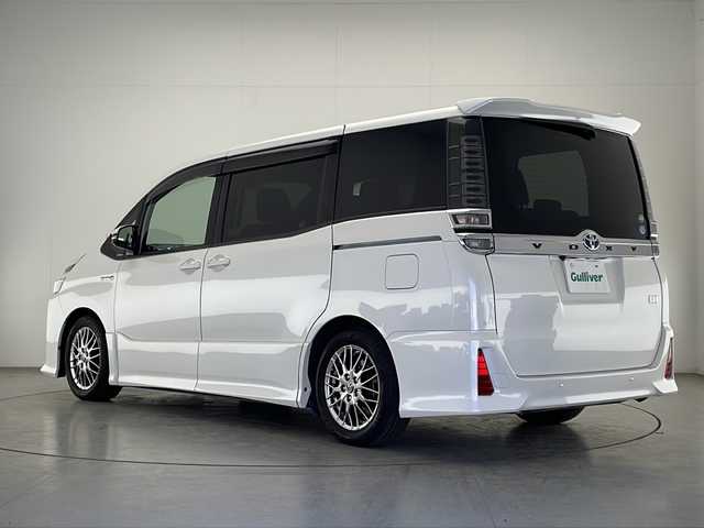 トヨタ ヴォクシー ハイブリッド ZS 宮崎県 2019(平31)年 5.9万km ホワイトパールクリスタルシャイン 禁煙車/トヨタセーフティセンス/純正9型ナビTV/（NSZT-Y68T/CD/DVD/Bluetooth/フルセグTV)/純正バックカメラ/純正ビルトインETC/純正LEDオートライト/純正LEDフォグ/純正16インチアルミ/純正フロアマット/左側電動スライドドア/プリクラッシュセーフティ/オートマチックハイビーム/レーンディパーチャーアラート/クリアランスソナー/デュアルオートエアコン/スマートキー/プッシュエンジンスタート/スペアキー/新車時保証書/取扱い説明書