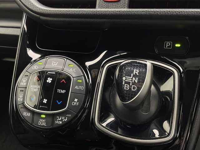 トヨタ ヴォクシー ハイブリッド ZS 宮崎県 2019(平31)年 5.9万km ホワイトパールクリスタルシャイン 禁煙車/トヨタセーフティセンス/純正9型ナビTV/（NSZT-Y68T/CD/DVD/Bluetooth/フルセグTV)/純正バックカメラ/純正ビルトインETC/純正LEDオートライト/純正LEDフォグ/純正16インチアルミ/純正フロアマット/左側電動スライドドア/プリクラッシュセーフティ/オートマチックハイビーム/レーンディパーチャーアラート/クリアランスソナー/デュアルオートエアコン/スマートキー/プッシュエンジンスタート/スペアキー/新車時保証書/取扱い説明書