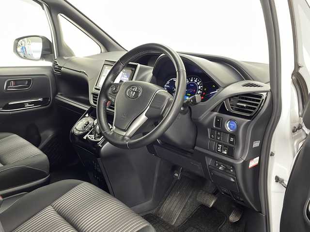 トヨタ ヴォクシー ハイブリッド ZS 宮崎県 2019(平31)年 5.9万km ホワイトパールクリスタルシャイン 禁煙車/トヨタセーフティセンス/純正9型ナビTV/（NSZT-Y68T/CD/DVD/Bluetooth/フルセグTV)/純正バックカメラ/純正ビルトインETC/純正LEDオートライト/純正LEDフォグ/純正16インチアルミ/純正フロアマット/左側電動スライドドア/プリクラッシュセーフティ/オートマチックハイビーム/レーンディパーチャーアラート/クリアランスソナー/デュアルオートエアコン/スマートキー/プッシュエンジンスタート/スペアキー/新車時保証書/取扱い説明書