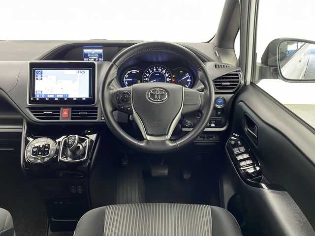 トヨタ ヴォクシー ハイブリッド ZS 宮崎県 2019(平31)年 5.9万km ホワイトパールクリスタルシャイン 禁煙車/トヨタセーフティセンス/純正9型ナビTV/（NSZT-Y68T/CD/DVD/Bluetooth/フルセグTV)/純正バックカメラ/純正ビルトインETC/純正LEDオートライト/純正LEDフォグ/純正16インチアルミ/純正フロアマット/左側電動スライドドア/プリクラッシュセーフティ/オートマチックハイビーム/レーンディパーチャーアラート/クリアランスソナー/デュアルオートエアコン/スマートキー/プッシュエンジンスタート/スペアキー/新車時保証書/取扱い説明書