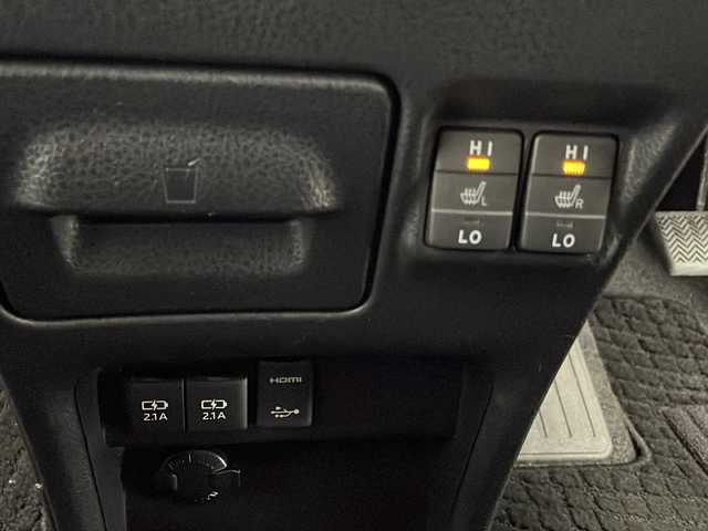 トヨタ ヴォクシー ハイブリッド ZS 宮崎県 2019(平31)年 5.9万km ホワイトパールクリスタルシャイン 禁煙車/トヨタセーフティセンス/純正9型ナビTV/（NSZT-Y68T/CD/DVD/Bluetooth/フルセグTV)/純正バックカメラ/純正ビルトインETC/純正LEDオートライト/純正LEDフォグ/純正16インチアルミ/純正フロアマット/左側電動スライドドア/プリクラッシュセーフティ/オートマチックハイビーム/レーンディパーチャーアラート/クリアランスソナー/デュアルオートエアコン/スマートキー/プッシュエンジンスタート/スペアキー/新車時保証書/取扱い説明書