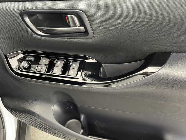 トヨタ ヴォクシー ハイブリッド ZS 宮崎県 2019(平31)年 5.9万km ホワイトパールクリスタルシャイン 禁煙車/トヨタセーフティセンス/純正9型ナビTV/（NSZT-Y68T/CD/DVD/Bluetooth/フルセグTV)/純正バックカメラ/純正ビルトインETC/純正LEDオートライト/純正LEDフォグ/純正16インチアルミ/純正フロアマット/左側電動スライドドア/プリクラッシュセーフティ/オートマチックハイビーム/レーンディパーチャーアラート/クリアランスソナー/デュアルオートエアコン/スマートキー/プッシュエンジンスタート/スペアキー/新車時保証書/取扱い説明書