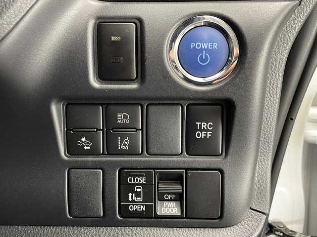 トヨタ ヴォクシー ハイブリッド ZS 宮崎県 2019(平31)年 5.9万km ホワイトパールクリスタルシャイン 禁煙車/トヨタセーフティセンス/純正9型ナビTV/（NSZT-Y68T/CD/DVD/Bluetooth/フルセグTV)/純正バックカメラ/純正ビルトインETC/純正LEDオートライト/純正LEDフォグ/純正16インチアルミ/純正フロアマット/左側電動スライドドア/プリクラッシュセーフティ/オートマチックハイビーム/レーンディパーチャーアラート/クリアランスソナー/デュアルオートエアコン/スマートキー/プッシュエンジンスタート/スペアキー/新車時保証書/取扱い説明書