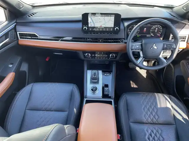 三菱 アウトランダー ＰＨＥＶ P 鹿児島県 2023(令5)年 1.7万km ホワイトダイヤモンド マイパイロット/サンルーフ/純正ナビ/（Bluetooth/フルセグTV/USB）/全方位カメラ/電動リアゲート/LEDヘッドライト/レザーシート/全席シートヒーター/純正20インチアルミホイール/スマートキー