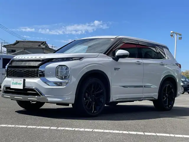 三菱 アウトランダー ＰＨＥＶ P 鹿児島県 2023(令5)年 1.7万km ホワイトダイヤモンド マイパイロット/サンルーフ/純正ナビ/（Bluetooth/フルセグTV/USB）/全方位カメラ/電動リアゲート/LEDヘッドライト/レザーシート/全席シートヒーター/純正20インチアルミホイール/スマートキー