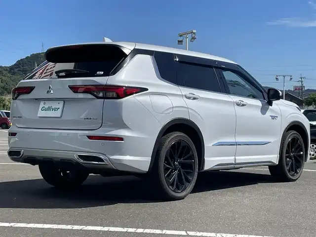 三菱 アウトランダー ＰＨＥＶ P 鹿児島県 2023(令5)年 1.7万km ホワイトダイヤモンド マイパイロット/サンルーフ/純正ナビ/（Bluetooth/フルセグTV/USB）/全方位カメラ/電動リアゲート/LEDヘッドライト/レザーシート/全席シートヒーター/純正20インチアルミホイール/スマートキー
