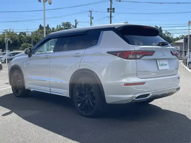 三菱 アウトランダー ＰＨＥＶ P 鹿児島県 2023(令5)年 1.7万km ホワイトダイヤモンド マイパイロット/サンルーフ/純正ナビ/（Bluetooth/フルセグTV/USB）/全方位カメラ/電動リアゲート/LEDヘッドライト/レザーシート/全席シートヒーター/純正20インチアルミホイール/スマートキー
