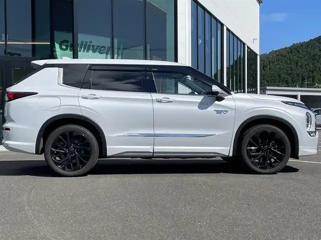 三菱 アウトランダー ＰＨＥＶ P 鹿児島県 2023(令5)年 1.7万km ホワイトダイヤモンド マイパイロット/サンルーフ/純正ナビ/（Bluetooth/フルセグTV/USB）/全方位カメラ/電動リアゲート/LEDヘッドライト/レザーシート/全席シートヒーター/純正20インチアルミホイール/スマートキー