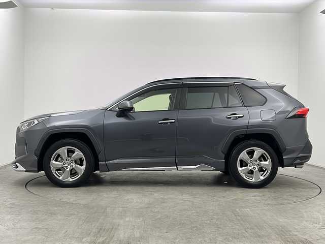 トヨタ ＲＡＶ４ ハイブリットG 三重県 2021(令3)年 7.7万km グレーメタリック 禁煙車/純正ディスプレイオーディオ/・フルセグ・Bluetooth・USB・MiraCast/パノラミックビューモニター/モデリスタフルエアロ/ブラインドスポットモニター/トヨタセーフティセンス/・プリクラッシュセーフティ/・オートマチックハイビーム/・レーントレーシングアシスト/・ロードサインアシスト/・レーダクルーズコントロール/パワーバックドア/ステアリングヒーター/ルーフレール/前席シートヒーター/運転席パワーシート（メモリ付き）/LEDヘッドライト（オート）/ビルトインETC/スペアタイヤ/電子パーキング/パーキングサポートブレーキ/置くだけ充電