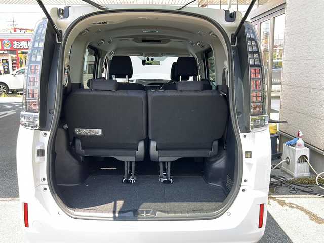 トヨタ ヴォクシー ハイブリッド V 埼玉県 2014(平26)年 8.2万km ホワイトパールクリスタルシャイン ハイブリッド/トヨタセーフティーセンス/バックカメラ/LEDヘッドライト/ワンオーナー/両側パワースライドドア/ETC/ドライブレコーダー/置くだけ充電/Bluetooth/シートヒーター/クルーズコントロール/デュアルオートエアコン/トヨタ純正ナビ/スペアキー