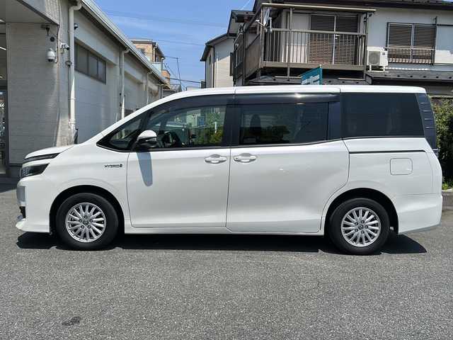 トヨタ ヴォクシー ハイブリッド V 埼玉県 2014(平26)年 8.2万km ホワイトパールクリスタルシャイン ハイブリッド/トヨタセーフティーセンス/バックカメラ/LEDヘッドライト/ワンオーナー/両側パワースライドドア/ETC/ドライブレコーダー/置くだけ充電/Bluetooth/シートヒーター/クルーズコントロール/デュアルオートエアコン/トヨタ純正ナビ/スペアキー