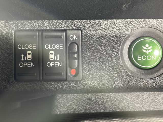 ホンダ ステップワゴン スパーダ ハイブリッド G ホンダセンシング 沖縄県 2019(平31)年 2.5万km モダンスティールM 禁煙車/両側パワースライド/純正７インチナビ/・ＣＤ／ＤＶＤ／Ｂｌｕｅｔｏｏｔｈ／フルセグＴＶ　/両側パワースライド/マルチビューカメラ/純正１６インチアルミ/ビルトインＥＴＣ/ドライブレコーダー前後/ホンダセンシング/●衝突軽減ブレーキ/●誤発進抑制機能/●歩行者事故低減ステアリング/●路外逸脱抑制機能/●アダプティブ・クルーズ・コントロール/●車線維持支援システム/●先行車発進お知らせ機能/●標識認識機能/保証書/取扱説明書