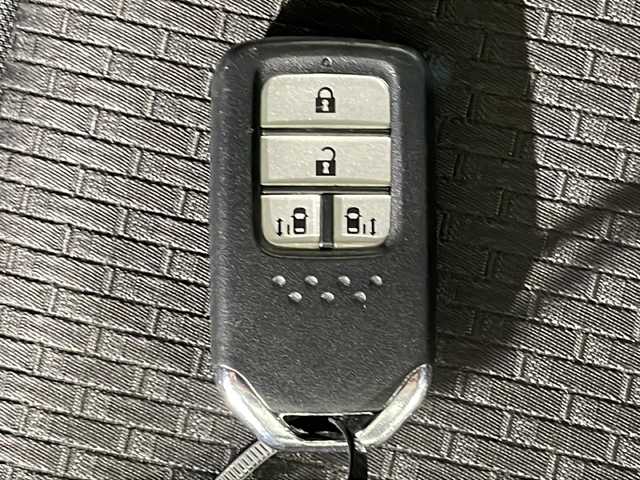 ホンダ ステップワゴン スパーダ ハイブリッド G ホンダセンシング 沖縄県 2019(平31)年 2.5万km モダンスティールM 禁煙車/両側パワースライド/純正７インチナビ/・ＣＤ／ＤＶＤ／Ｂｌｕｅｔｏｏｔｈ／フルセグＴＶ　/両側パワースライド/マルチビューカメラ/純正１６インチアルミ/ビルトインＥＴＣ/ドライブレコーダー前後/ホンダセンシング/●衝突軽減ブレーキ/●誤発進抑制機能/●歩行者事故低減ステアリング/●路外逸脱抑制機能/●アダプティブ・クルーズ・コントロール/●車線維持支援システム/●先行車発進お知らせ機能/●標識認識機能/保証書/取扱説明書