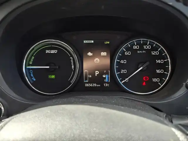 三菱 アウトランダー ＰＨＥＶ G ナビパッケージ 鹿児島県 2015(平27)年 6.6万km ルビーブラックP 純正ＳＤナビ（Ｊ－１３）/全方位カメラ/純正ビルトインＥＴＣ/アダプティブクルーズコントロール/電動リアゲート/ステアリングヒーター/パドルシフト/Ｄ＋Ｎ席シートヒーター＆エアシート/Bluetoothオーディオ/D席パワーシート/プラグインハイブリッド/フルセグテレビ/ミュージックプレイヤー接続(Ipod)/衝突被害軽減システム/横滑り防止装置/盗難防止装置/レーンキープアシスト/純正アルミホイール(18インチ)/プッシュスタート/フルタイム4WD