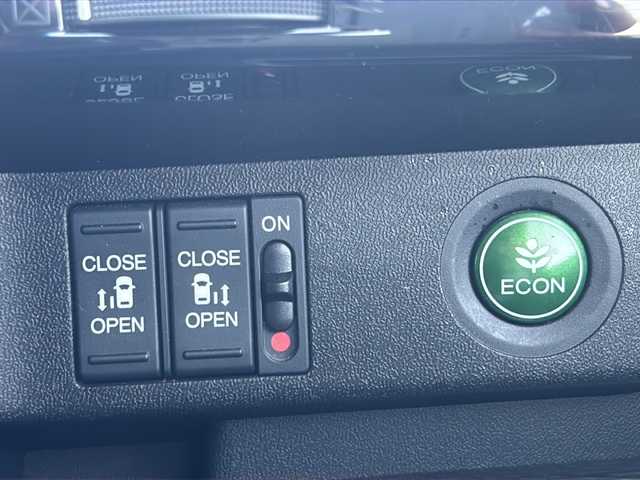 ホンダ ステップワゴン スパーダ クルスピセンシング 鳥取県 2022(令4)年 5.9万km プラチナホワイトパール ナビ装着用スペシャルパッケージ/　＋ETC2.0車載器(ナビ連動)/Honda SENSING/CD/DVD、AM/FM、USB、BT、iPod/1列目シート用i-サイドエアバッグシステム/　＋サイドカーテンエアバッグシステム(1-3列目シート対応)/トリプルゾーンコントロール・フルオートエアコンディショナー/17インチアルミホイール/専用インテリア/スポーツペダル/FABTECT(撥水撥油シート)/運転席＆助手席シートヒーター/バックカメラ/アイドリングストップ/クルーズコントロール/プッシュスタート/両側パワースライドドア