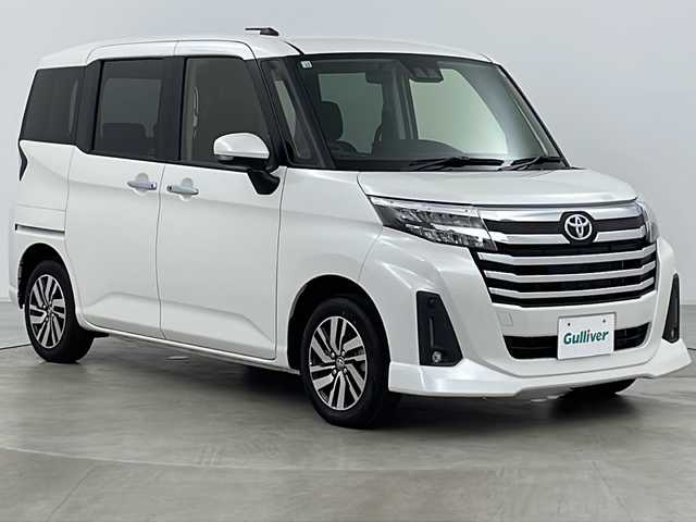 トヨタ ルーミー カスタムG 福島県 2023(令5)年 0.8万km パールホワイトⅢ ・４WD/・寒冷地仕様/・社外ナビ（AVN-LBS01）/・Bluetooth/・バックカメラ/・両側パワースライドドア/・スマートアシスト/・先行車発進お知らせ/・衝突被害軽減ブレーキ/・車線逸脱警報/・標識認識機能/・ふらつき警報/・プッシュスタート/・スマートキー/・フロントワイパーデアイサー/・車速連動間欠ワイパー/・クルーズコントロール/・クリアランスソナー/・ETC/・電動パーキングブレーキ/・ミラーヒーター/・オートマチックハイビーム/・LEDヘッドライト/・アイドリングストップ/・革巻きステアリング/・横滑り防止装置/・オートライト