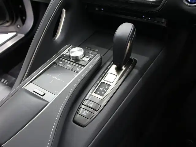 レクサス ＬＣ 500h Lパッケージ 三重県 2020(令2)年 1.6万km グラファイトブラックガラスフレーク セーフティシステムプラス/・プリクラッシュセーフティシステム/・レーンキーピングアシスト/・オートマチックハイビーム/・レーダークルーズコントロール/アクティブコーナリングアシスト/ガラスパノラマルーフ/純正SDナビ/・10.3インチワイドディスプレイ/・地デジTV/・Bru-ray/DVD/CD/microSD/・USB/AUX端子/・プレミアムサウンドシステム/バックカメラ/クリアランスソナー /ブラックセミアニリン革シート/・前席シートヒーター /・前席パワーシート/ステアリングヒーター/OPカラーヘッドアップディスプレイ/TFT液晶メーター/8インチカラーマルチインフォメーションディスプレイ/ビルトインETC2.0/純正20インチ10本スポークダークプレミアムメタリック塗装アルミホイール/グレーメタリック加飾付フルLEDヘッドランプ/・オートライト/LEDクリアランスランプ/プッシュエンジンスタート/スマートキー×2/カードキー×1/新車時保証書/取扱説明書