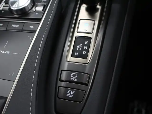 レクサス ＬＣ 500h Lパッケージ 三重県 2020(令2)年 1.6万km グラファイトブラックガラスフレーク セーフティシステムプラス/・プリクラッシュセーフティシステム/・レーンキーピングアシスト/・オートマチックハイビーム/・レーダークルーズコントロール/アクティブコーナリングアシスト/ガラスパノラマルーフ/純正SDナビ/・10.3インチワイドディスプレイ/・地デジTV/・Bru-ray/DVD/CD/microSD/・USB/AUX端子/・プレミアムサウンドシステム/バックカメラ/クリアランスソナー /ブラックセミアニリン革シート/・前席シートヒーター /・前席パワーシート/ステアリングヒーター/OPカラーヘッドアップディスプレイ/TFT液晶メーター/8インチカラーマルチインフォメーションディスプレイ/ビルトインETC2.0/純正20インチ10本スポークダークプレミアムメタリック塗装アルミホイール/グレーメタリック加飾付フルLEDヘッドランプ/・オートライト/LEDクリアランスランプ/プッシュエンジンスタート/スマートキー×2/カードキー×1/新車時保証書/取扱説明書
