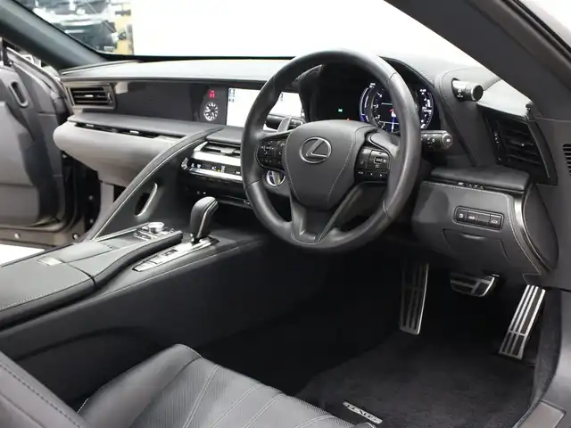 レクサス ＬＣ 500h Lパッケージ 三重県 2020(令2)年 1.6万km グラファイトブラックガラスフレーク セーフティシステムプラス/・プリクラッシュセーフティシステム/・レーンキーピングアシスト/・オートマチックハイビーム/・レーダークルーズコントロール/アクティブコーナリングアシスト/ガラスパノラマルーフ/純正SDナビ/・10.3インチワイドディスプレイ/・地デジTV/・Bru-ray/DVD/CD/microSD/・USB/AUX端子/・プレミアムサウンドシステム/バックカメラ/クリアランスソナー /ブラックセミアニリン革シート/・前席シートヒーター /・前席パワーシート/ステアリングヒーター/OPカラーヘッドアップディスプレイ/TFT液晶メーター/8インチカラーマルチインフォメーションディスプレイ/ビルトインETC2.0/純正20インチ10本スポークダークプレミアムメタリック塗装アルミホイール/グレーメタリック加飾付フルLEDヘッドランプ/・オートライト/LEDクリアランスランプ/プッシュエンジンスタート/スマートキー×2/カードキー×1/新車時保証書/取扱説明書