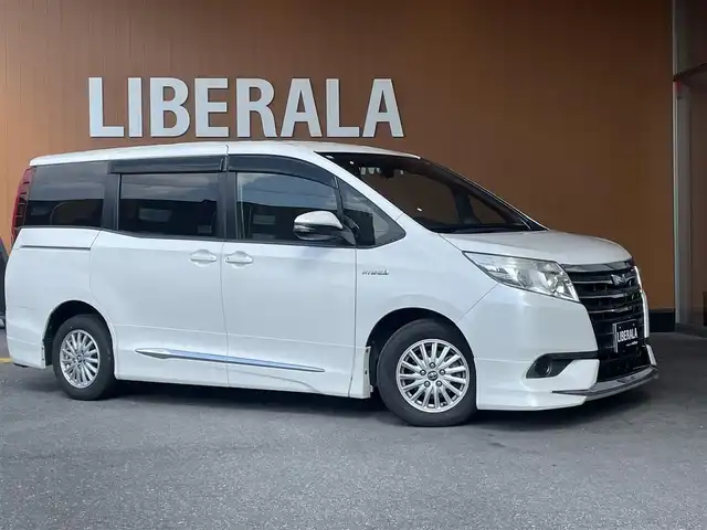 トヨタ ノア ハイブリッド X 高知県 2014(平26)年 10.1万km ホワイトパールクリスタルシャイン 純正SDナビ/【CD/DVD/BT/フルセグTV】/バックカメラ/横滑り防止/両側パワースライドドア/パワーバックドア/ビルトインETC/ドライブレコーダー/オートライト/純正LEDライト/スマートキー/プッシュスタート/モデリスタエアロ/純正アルミホイール 15インチ/純正フロアマット/リアプライバシーガラス/スペアキー×1【スマートキー】/新車時整備手帳（保証書)/取扱説明書/記録簿有