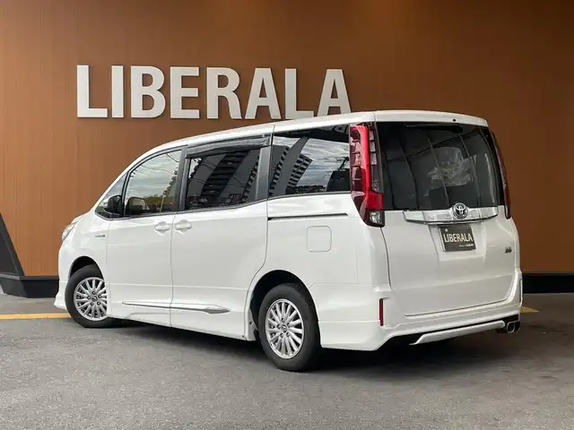 トヨタ ノア ハイブリッド X 高知県 2014(平26)年 10.1万km ホワイトパールクリスタルシャイン 純正SDナビ/【CD/DVD/BT/フルセグTV】/バックカメラ/横滑り防止/両側パワースライドドア/パワーバックドア/ビルトインETC/ドライブレコーダー/オートライト/純正LEDライト/スマートキー/プッシュスタート/モデリスタエアロ/純正アルミホイール 15インチ/純正フロアマット/リアプライバシーガラス/スペアキー×1【スマートキー】/新車時整備手帳（保証書)/取扱説明書/記録簿有