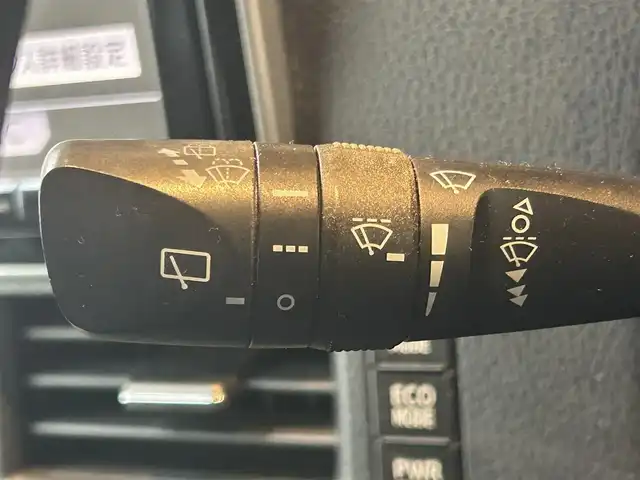 トヨタ ノア ハイブリッド X 高知県 2014(平26)年 10.1万km ホワイトパールクリスタルシャイン 純正SDナビ/【CD/DVD/BT/フルセグTV】/バックカメラ/横滑り防止/両側パワースライドドア/パワーバックドア/ビルトインETC/ドライブレコーダー/オートライト/純正LEDライト/スマートキー/プッシュスタート/モデリスタエアロ/純正アルミホイール 15インチ/純正フロアマット/リアプライバシーガラス/スペアキー×1【スマートキー】/新車時整備手帳（保証書)/取扱説明書/記録簿有