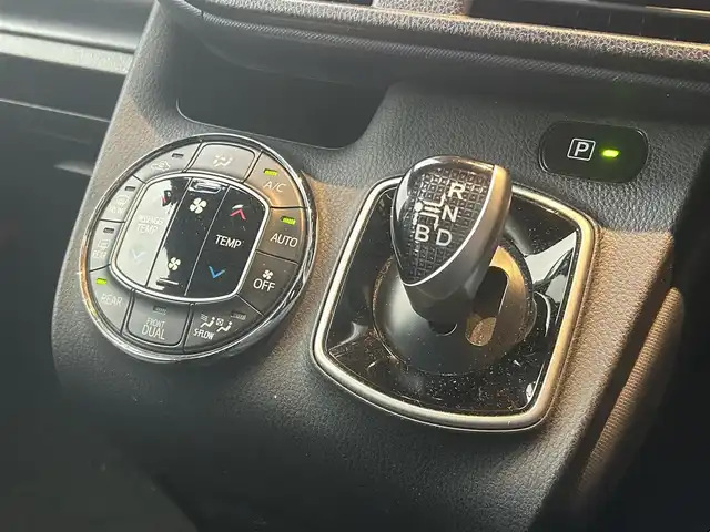 トヨタ ノア ハイブリッド X 高知県 2014(平26)年 10.1万km ホワイトパールクリスタルシャイン 純正SDナビ/【CD/DVD/BT/フルセグTV】/バックカメラ/横滑り防止/両側パワースライドドア/パワーバックドア/ビルトインETC/ドライブレコーダー/オートライト/純正LEDライト/スマートキー/プッシュスタート/モデリスタエアロ/純正アルミホイール 15インチ/純正フロアマット/リアプライバシーガラス/スペアキー×1【スマートキー】/新車時整備手帳（保証書)/取扱説明書/記録簿有